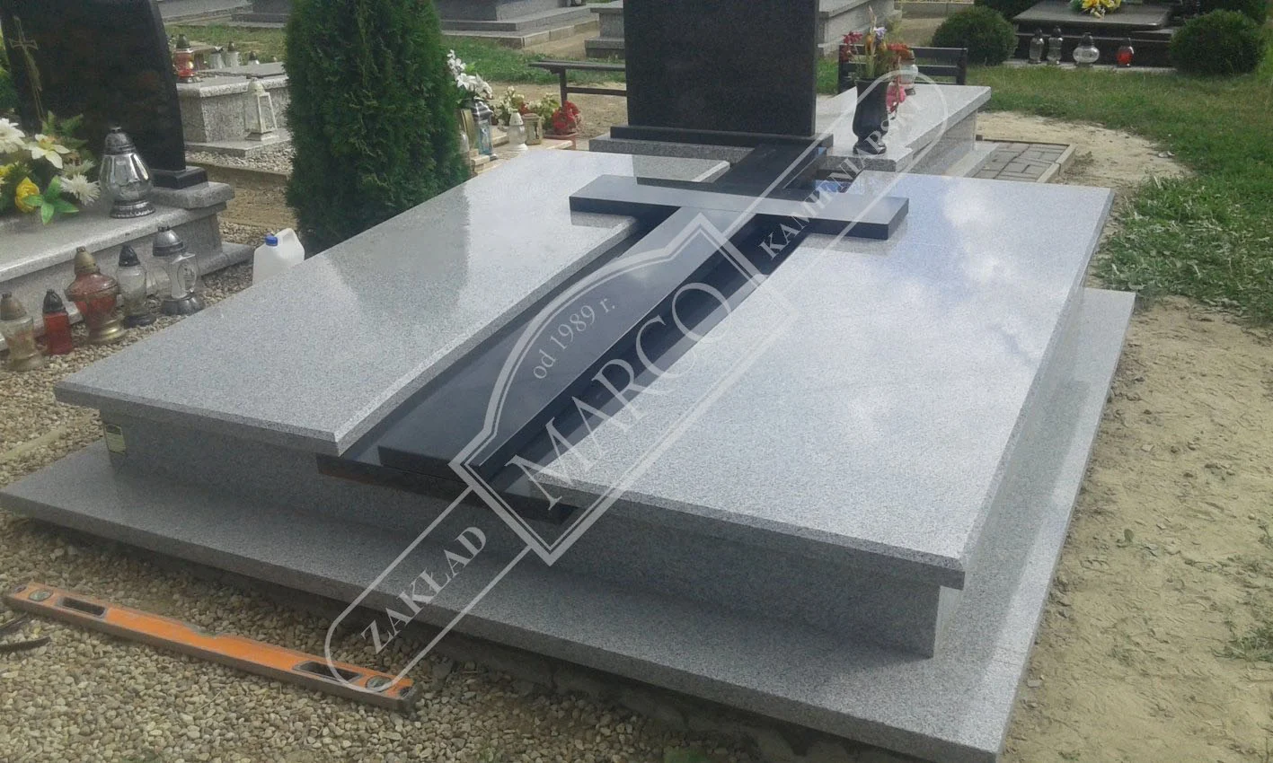 Jasny granitowy nagrobek z kontrastowym krzyżem